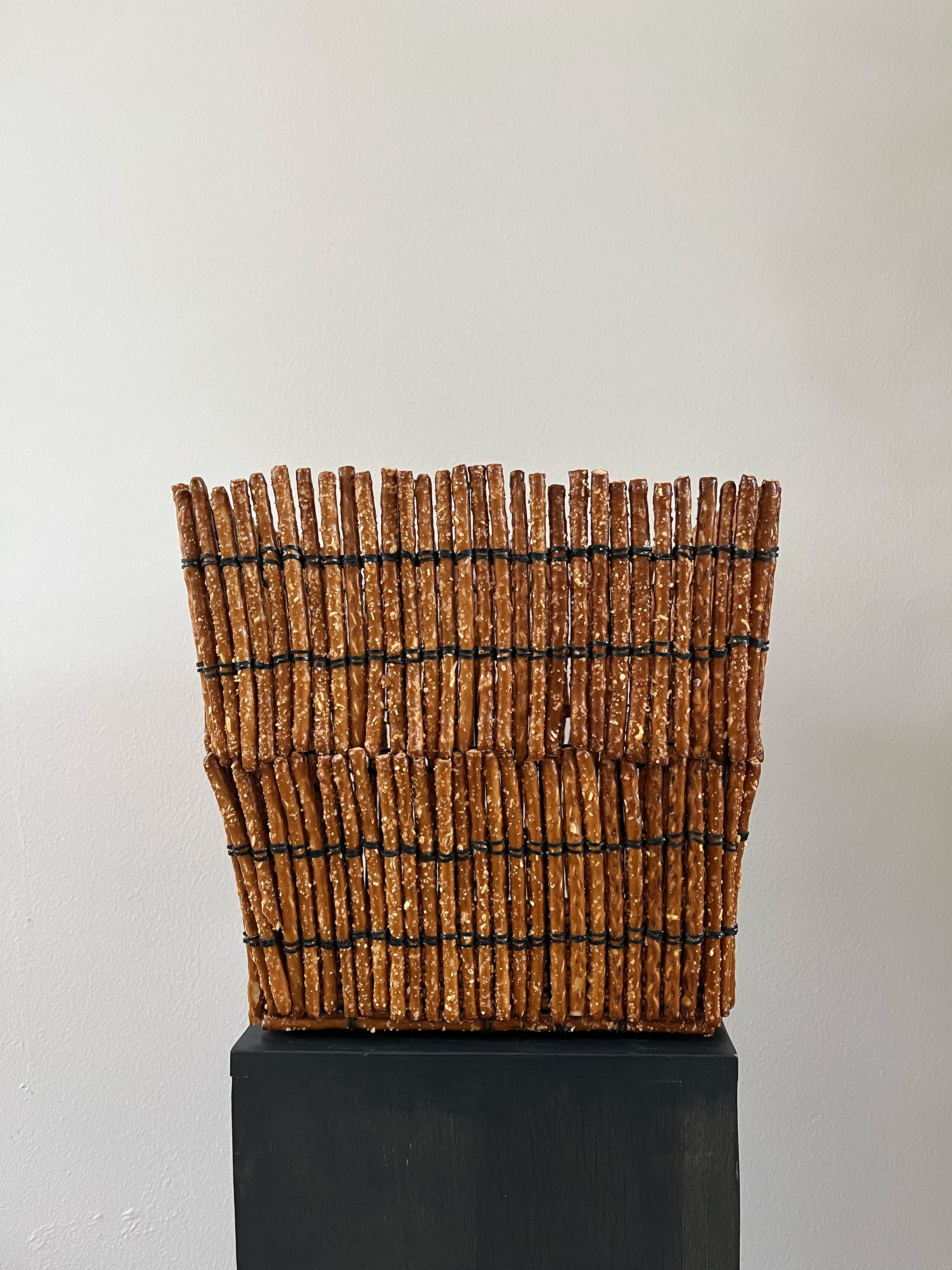 Consumé — vaas van zoute stengels