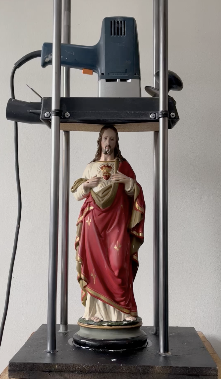 Heilig Hart — intact gipsen beeld onder de bandschuurmachine, fase 01