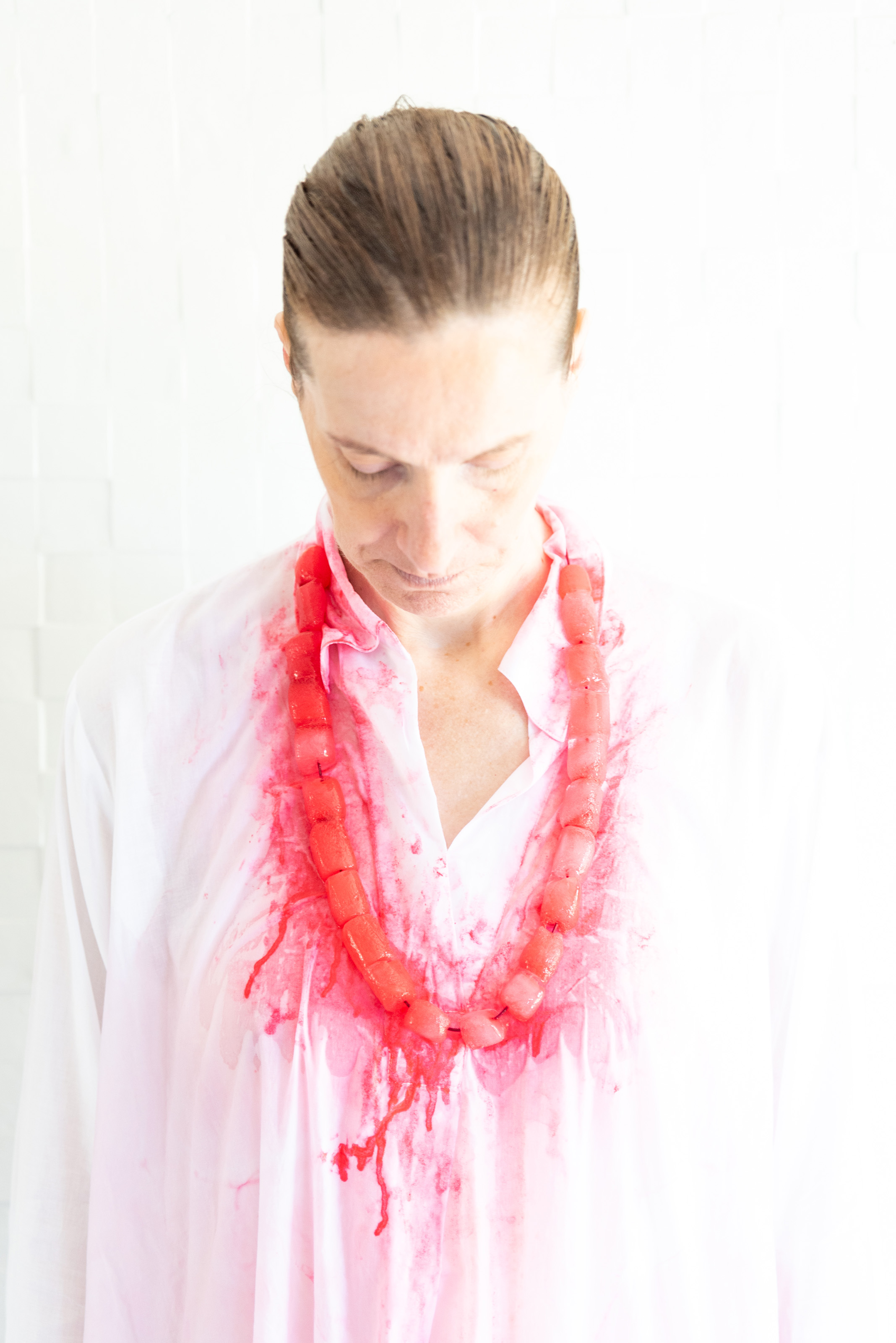 IJsketting — half-gesmolten ijsblokjes, eerste druppels op witte blouse