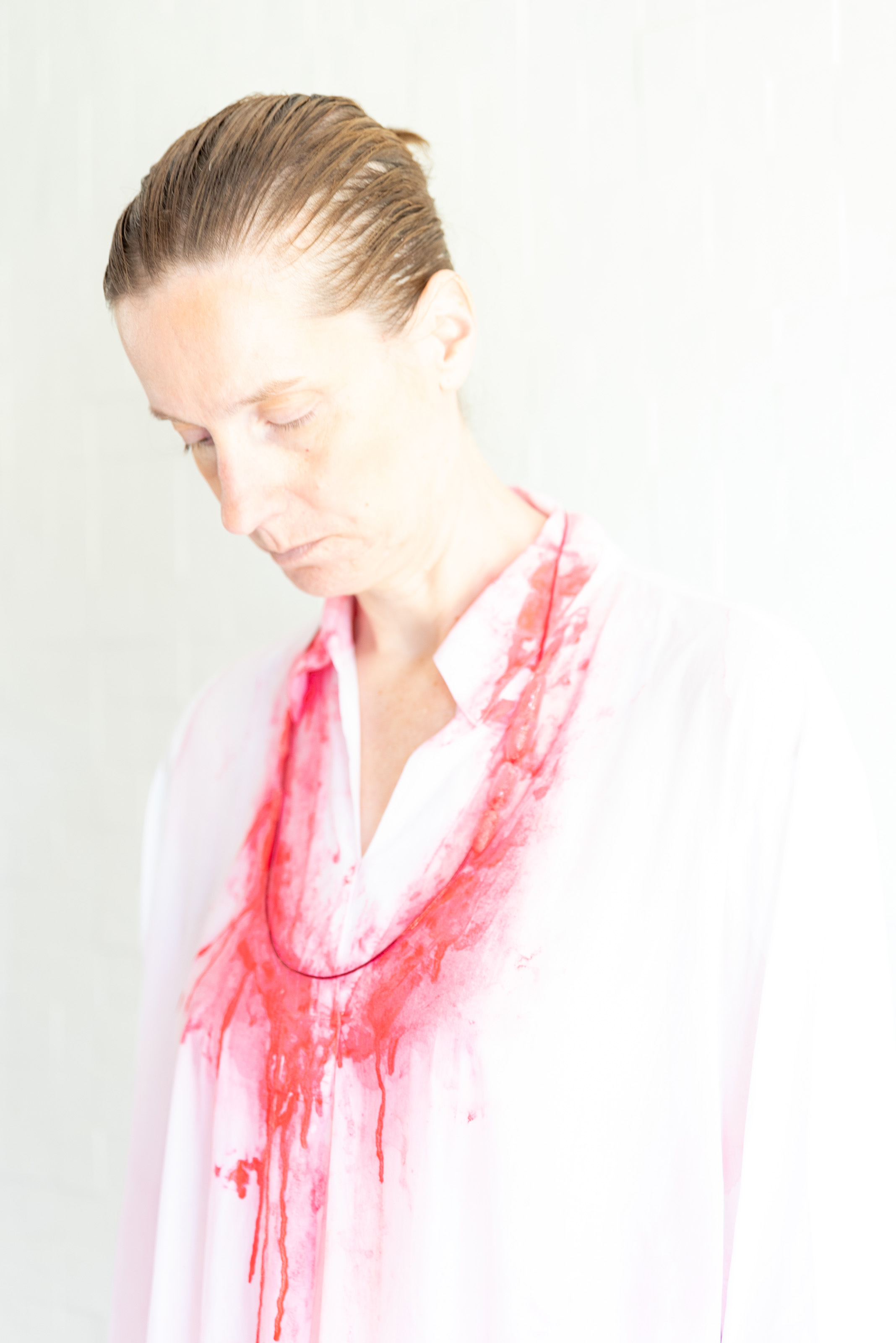 IJsketting — ketting volledig gesmolten, sporen van rode druppels op blouse